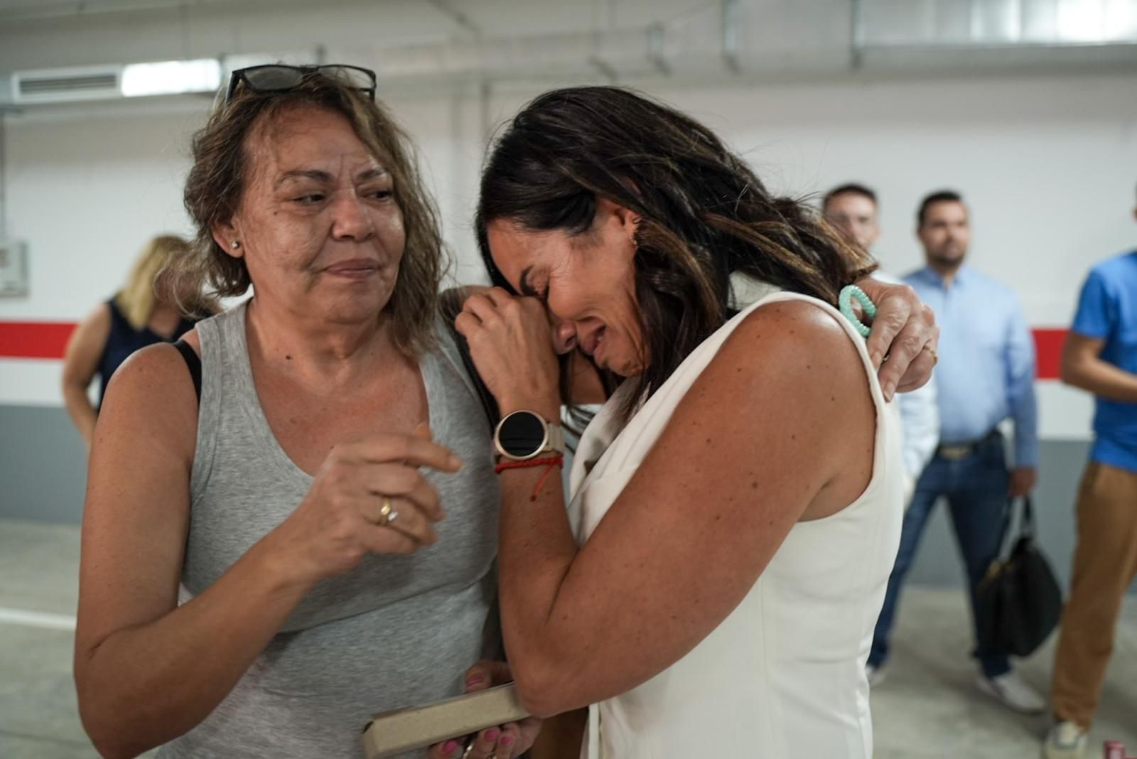 Emoción en la entrega de llaves de ocho viviendas protegidas en Vecindario