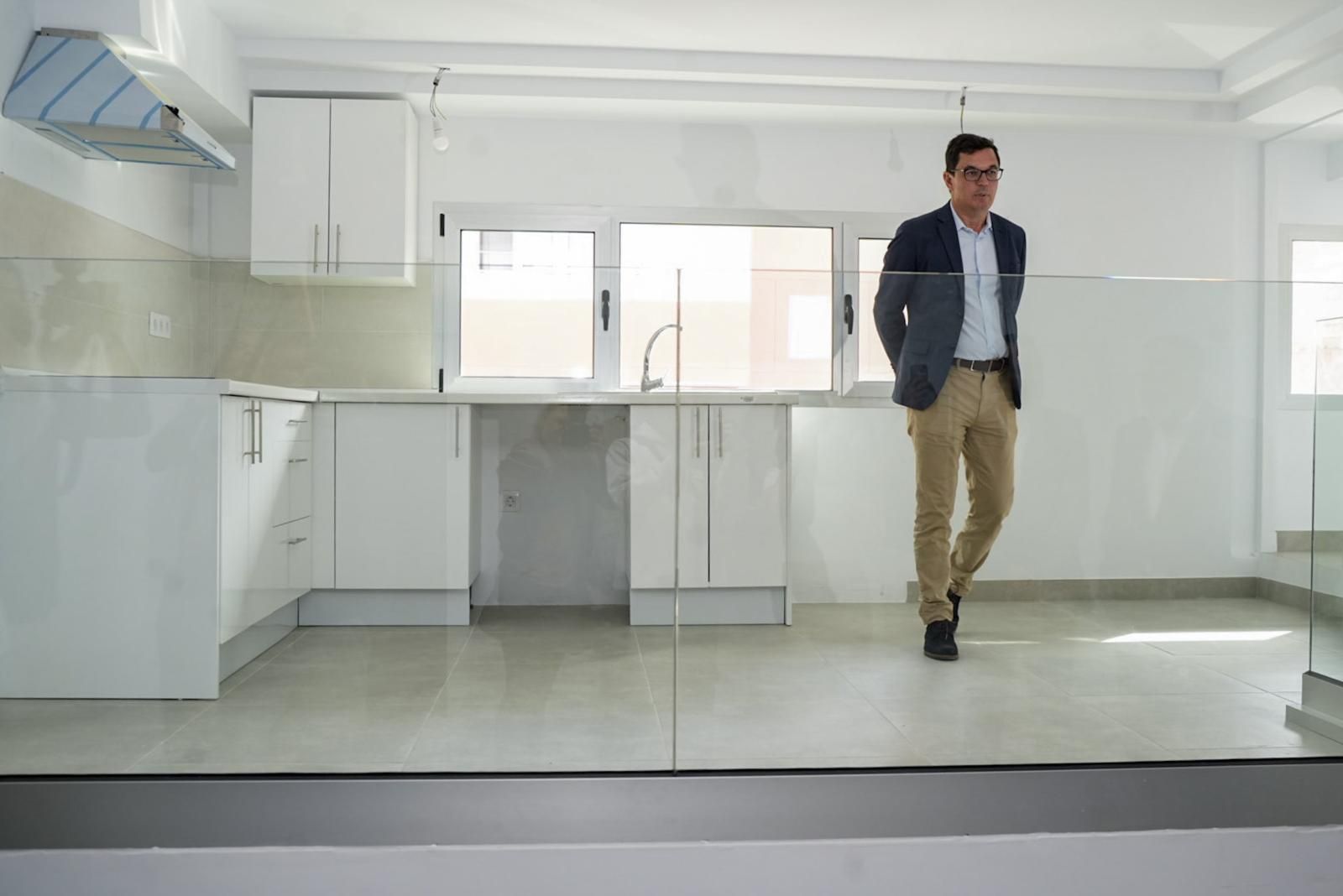 Emoción en la entrega de llaves de ocho viviendas protegidas en Vecindario