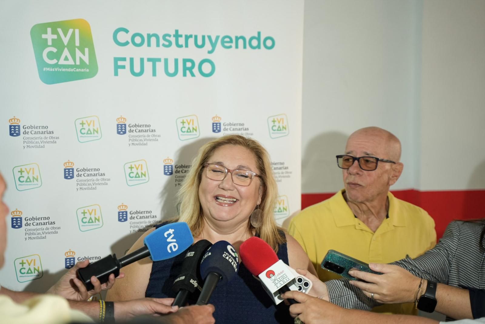 Emoción en la entrega de llaves de ocho viviendas protegidas en Vecindario