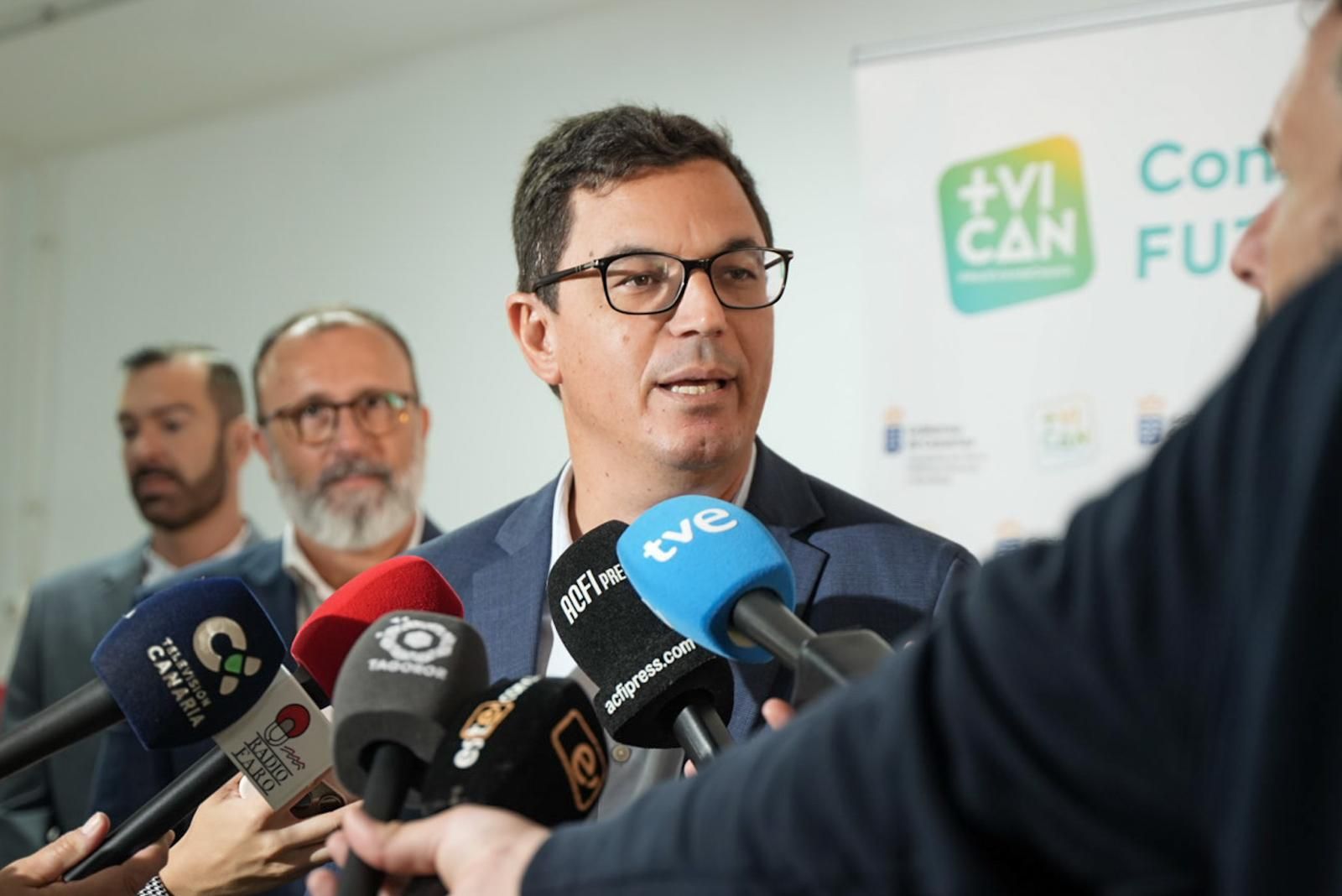 Emoción en la entrega de llaves de ocho viviendas protegidas en Vecindario