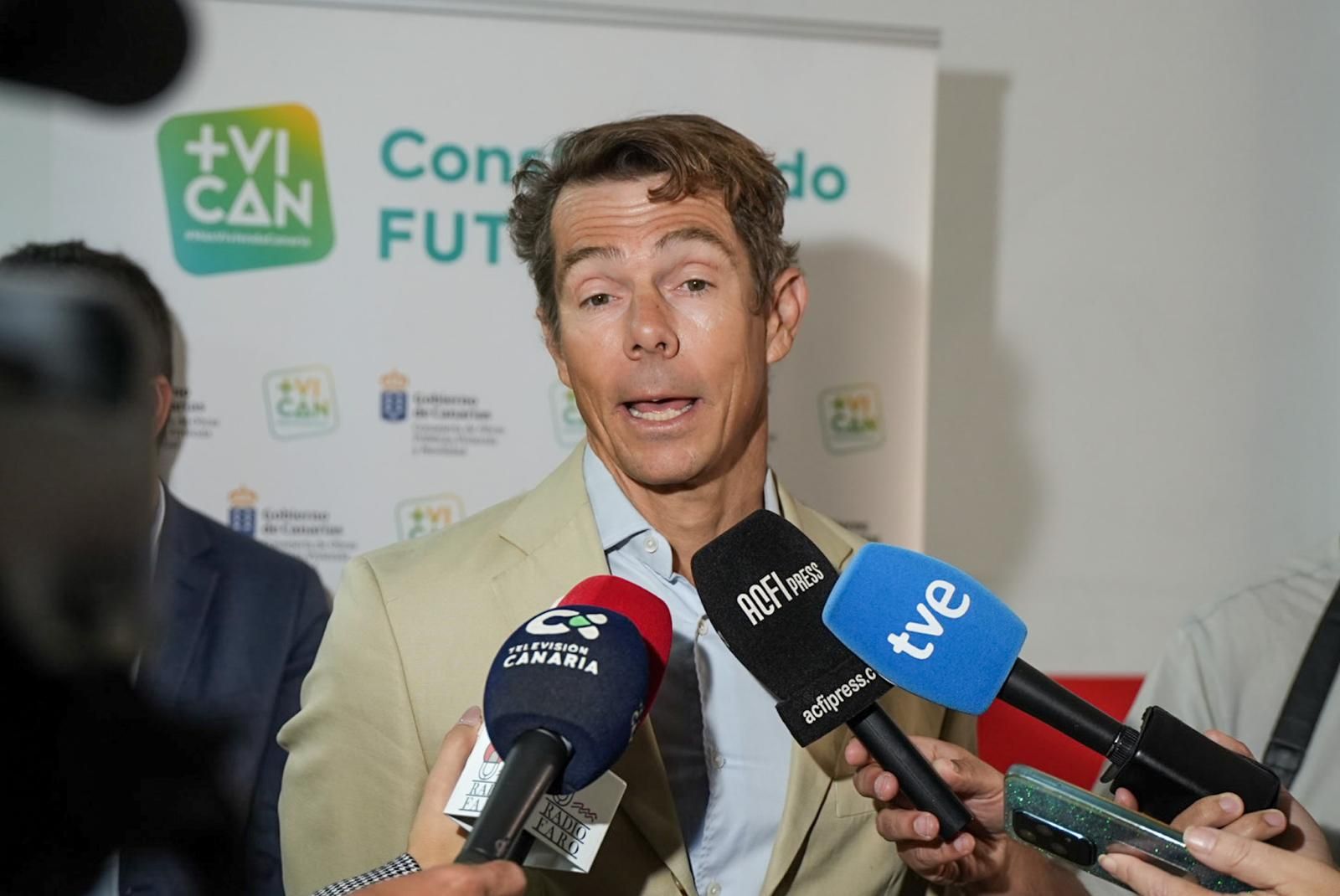 Emoción en la entrega de llaves de ocho viviendas protegidas en Vecindario