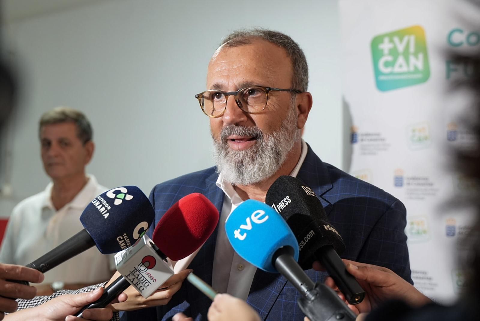 Emoción en la entrega de llaves de ocho viviendas protegidas en Vecindario