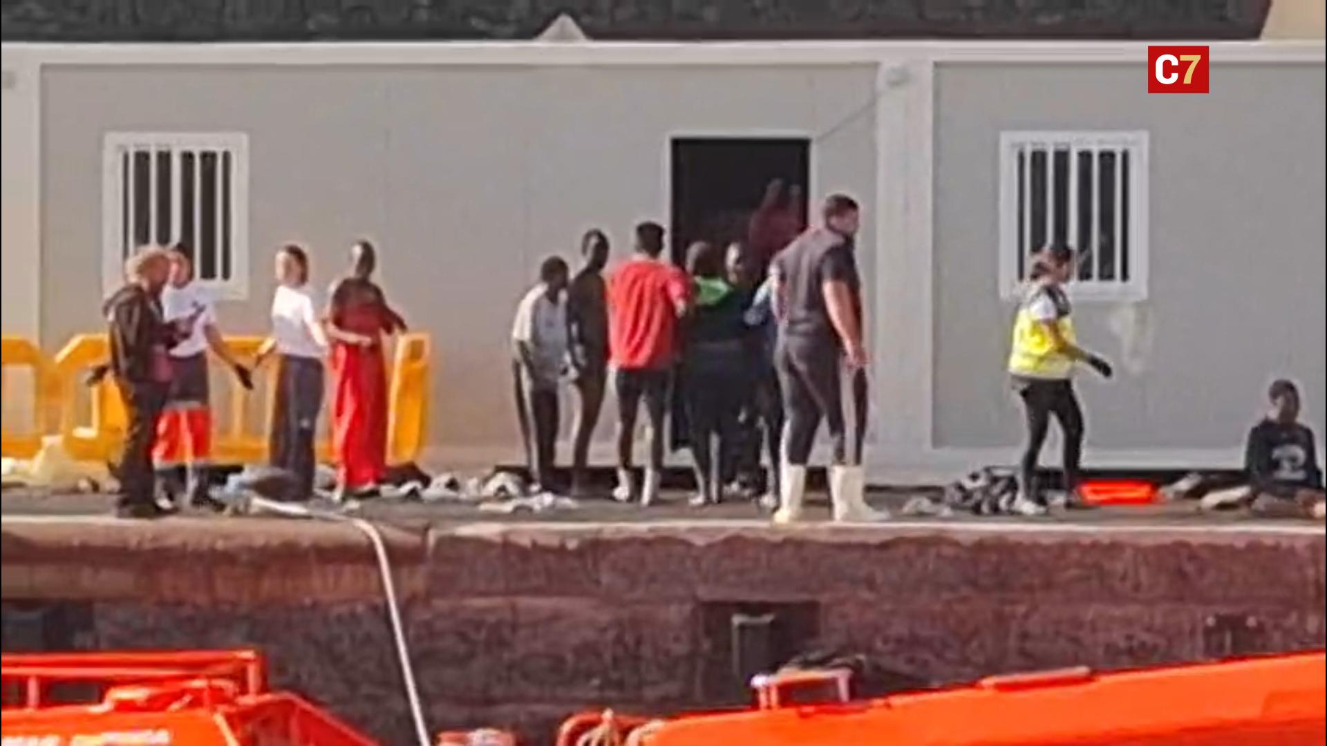 Las imágenes del vuelco del cayuco al llegar a La Restinga