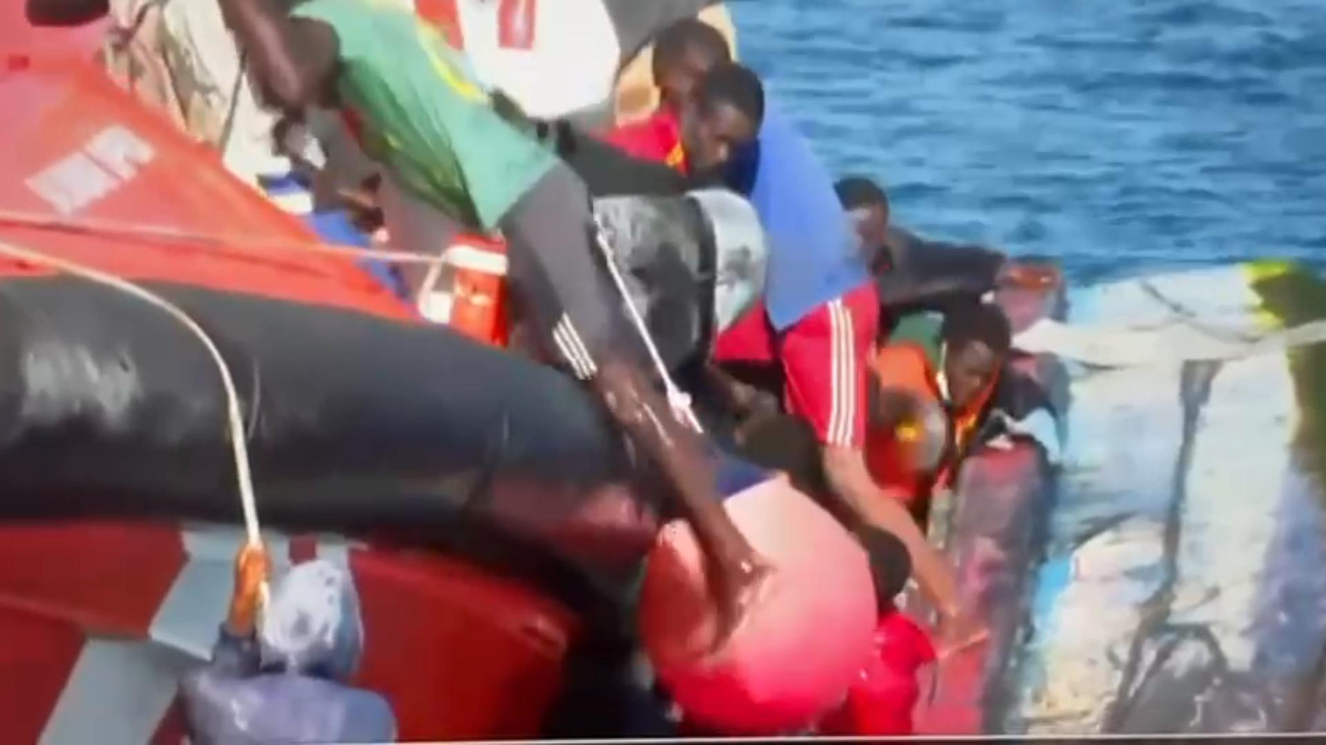 Las imágenes del vuelco del cayuco al llegar a La Restinga