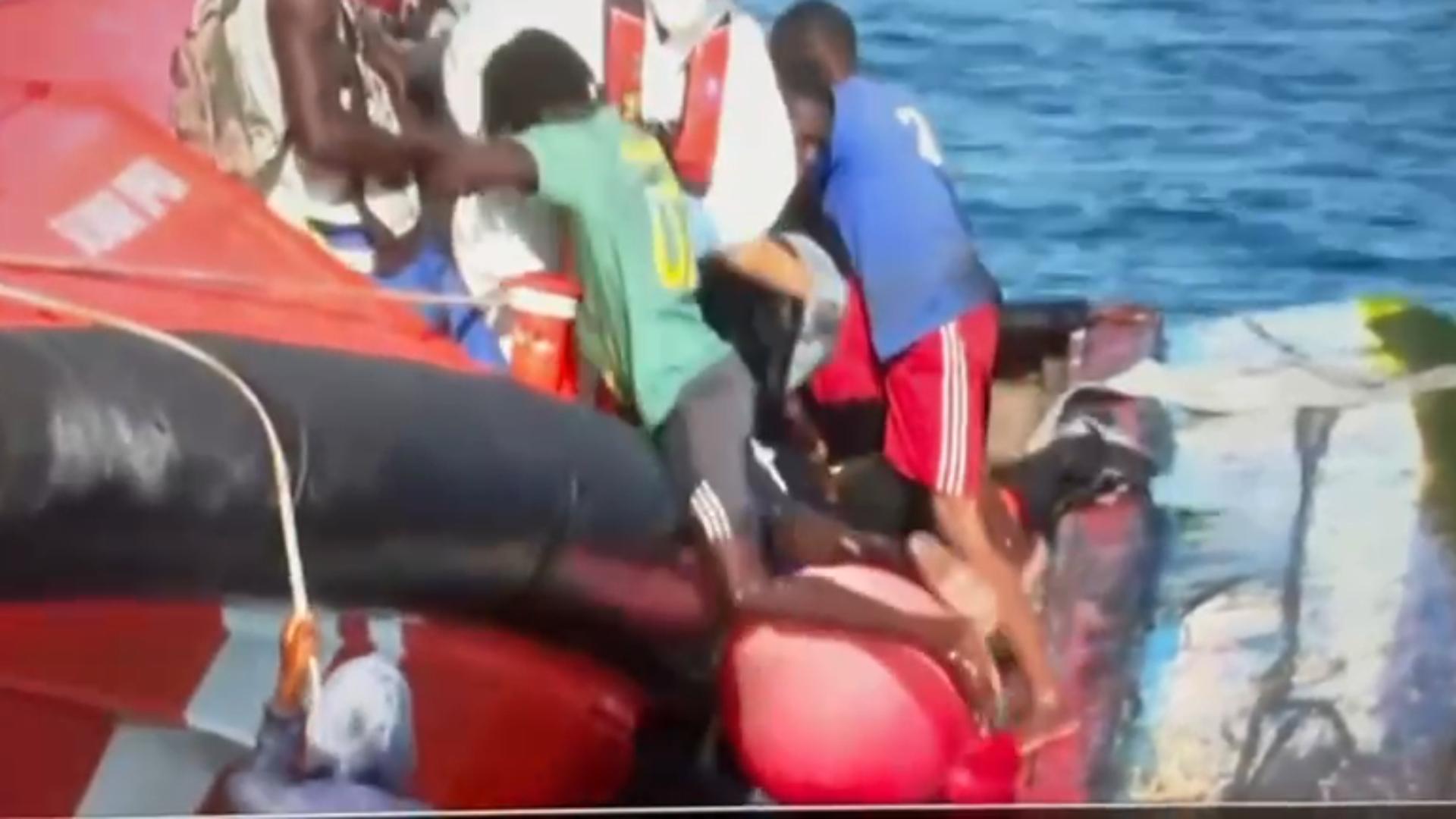 Las imágenes del vuelco del cayuco al llegar a La Restinga