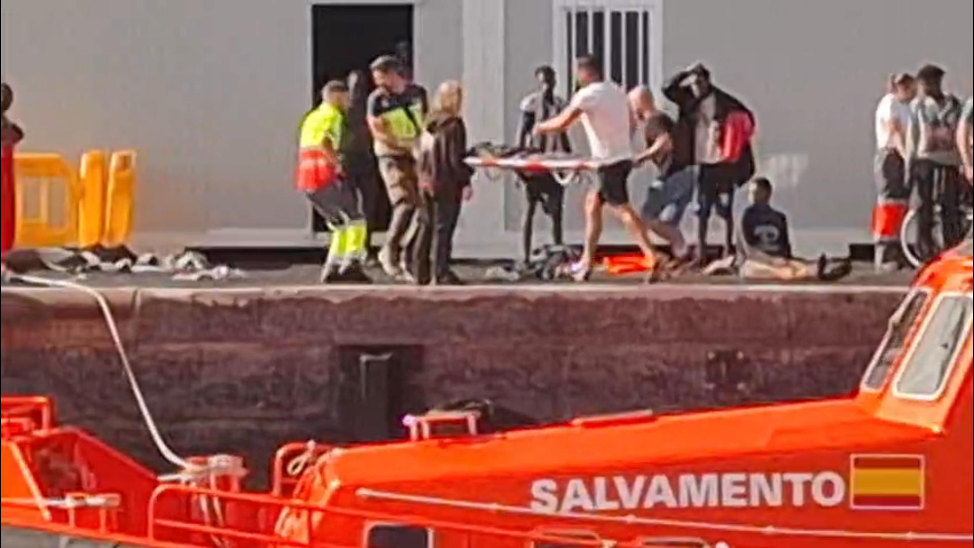 Las imágenes del vuelco del cayuco al llegar a La Restinga