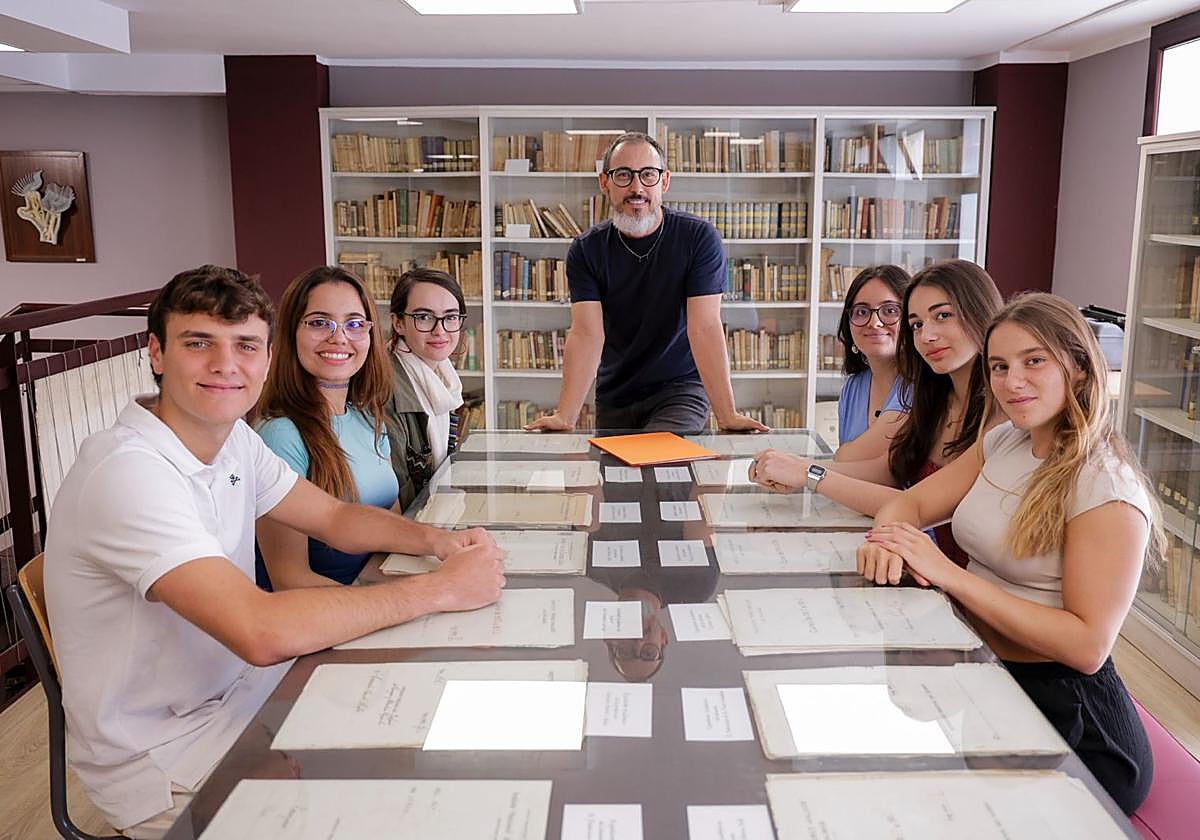Jesús Arenas (c), orientador del IES Pérez Galdós, con estudiantes del centro que se enfrentarán a la PAU.
