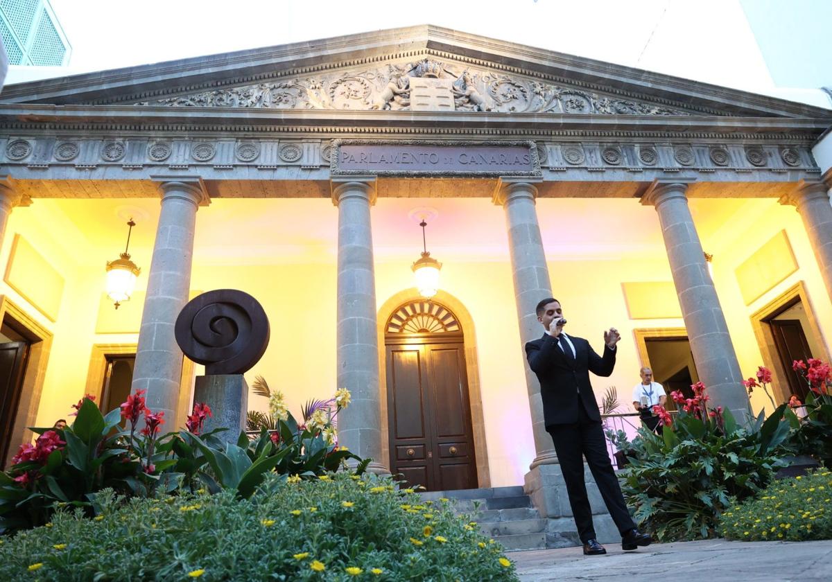 Imagen del tenor Besay Pérez, delante de la fachada de la Cámara.