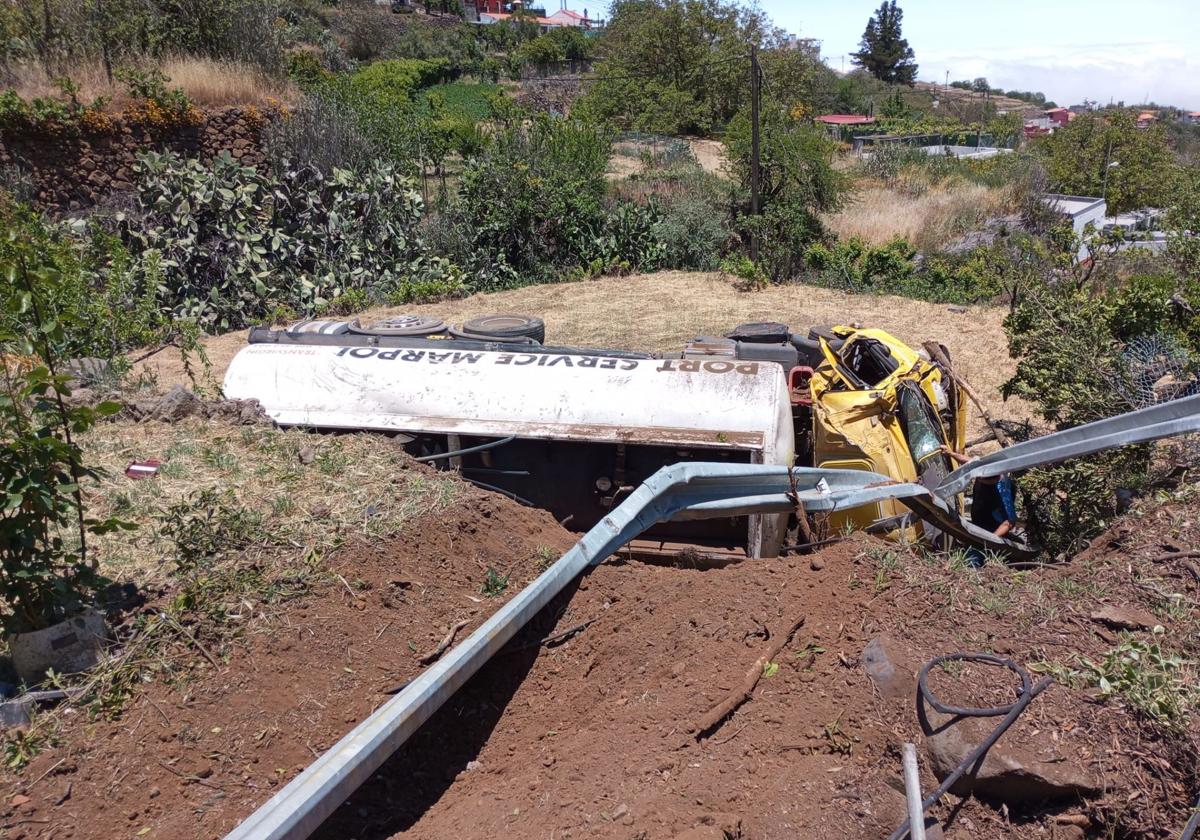 Un camin volc tras salirse de la va en Cueva Grande.