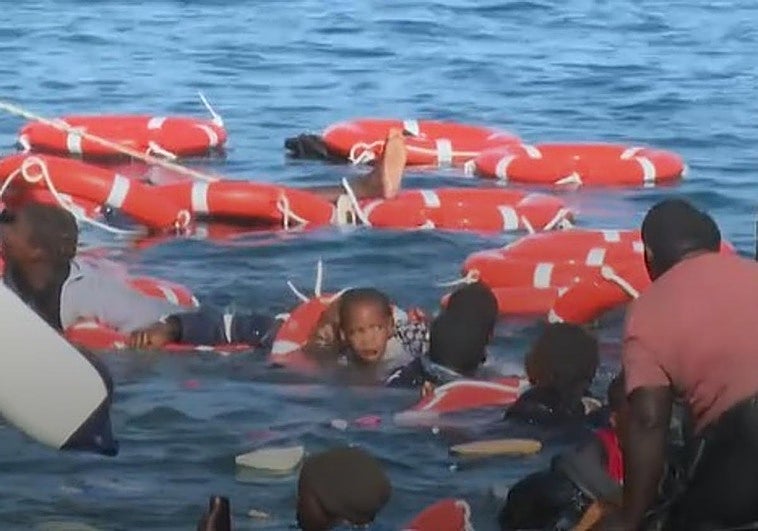 Imágenes del vuelco del cayuco recogidas en el momento de la tragedia.