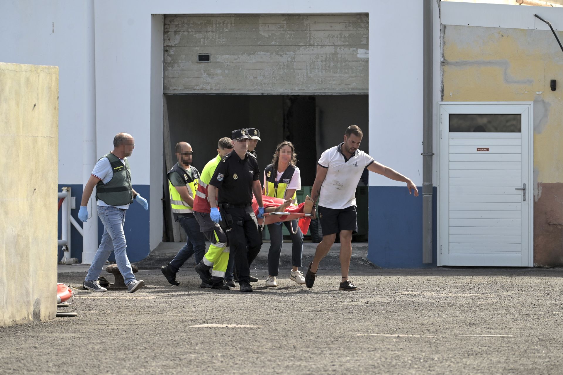Las imágenes del vuelco del cayuco al llegar a La Restinga