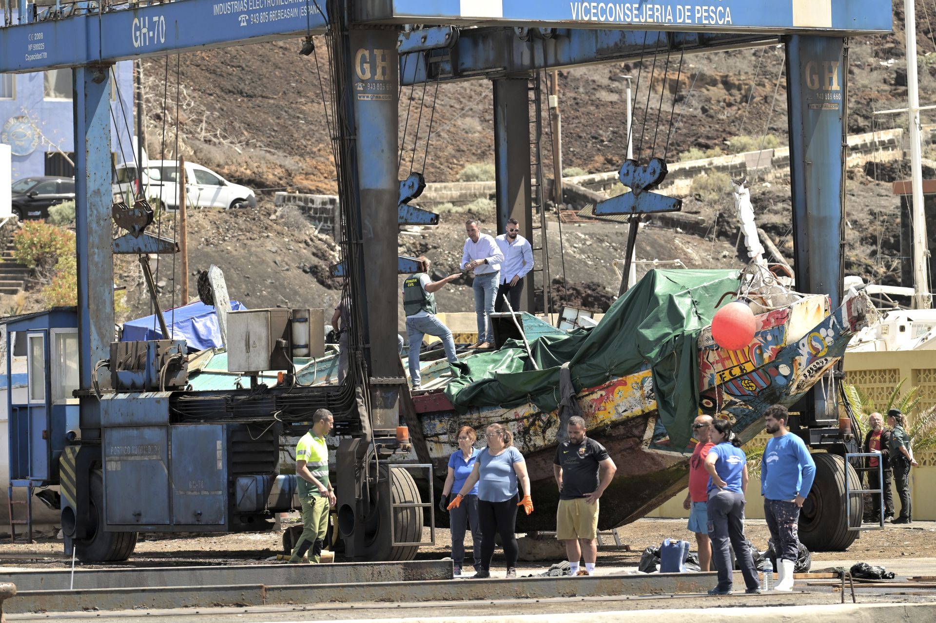 Las imágenes del vuelco del cayuco al llegar a La Restinga