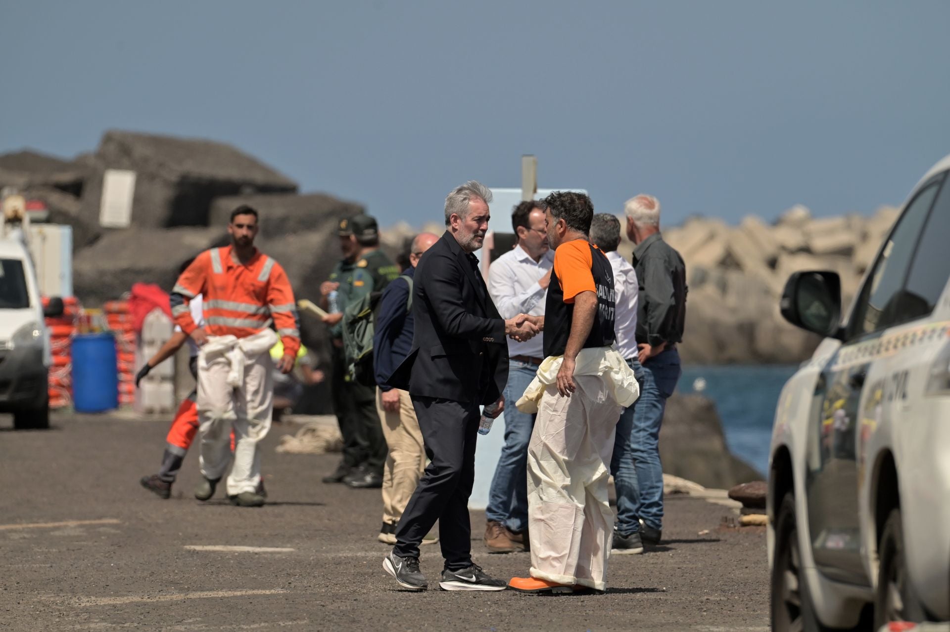 Las imágenes del vuelco del cayuco al llegar a La Restinga