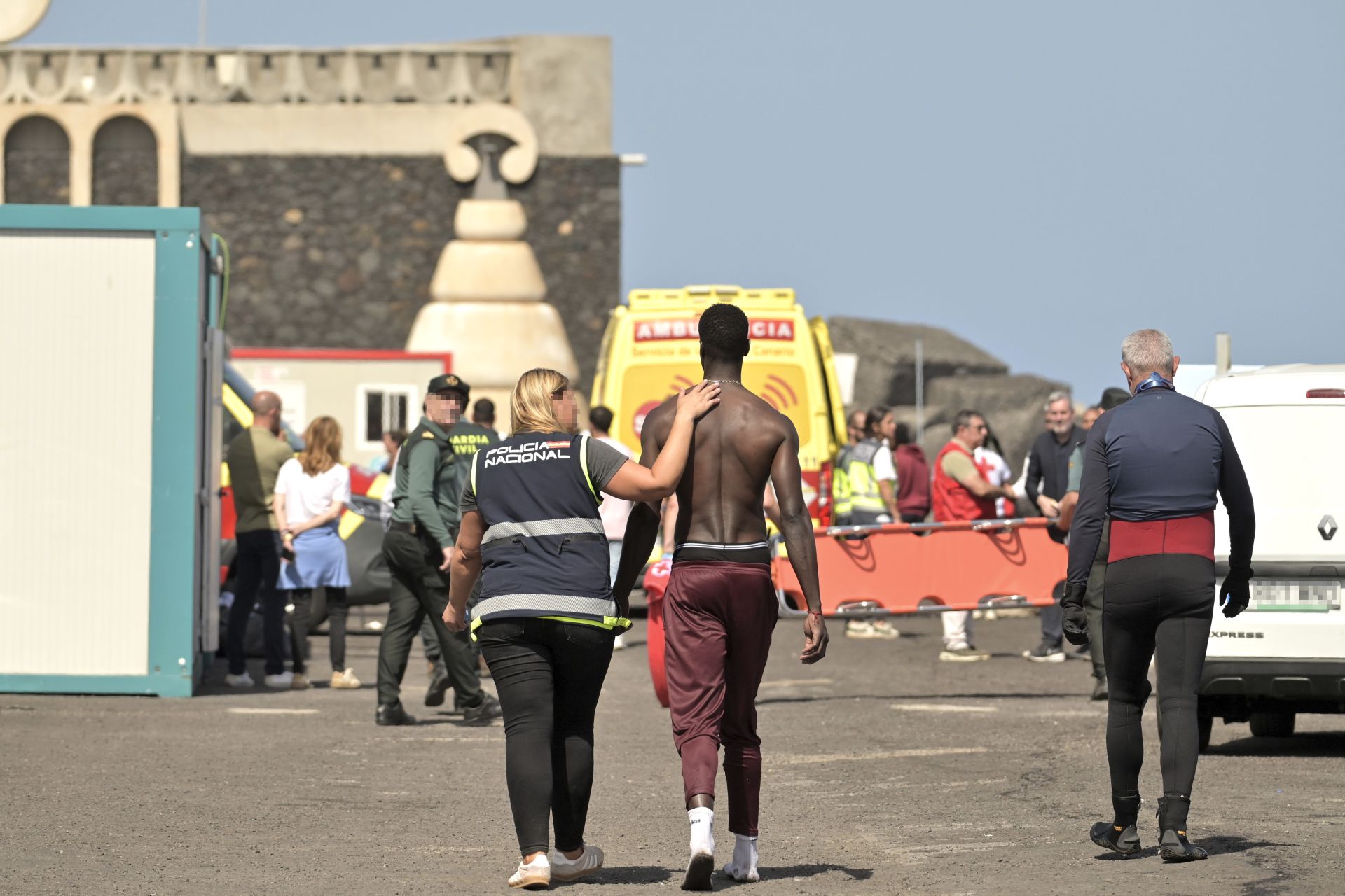 Las imágenes del vuelco del cayuco al llegar a La Restinga