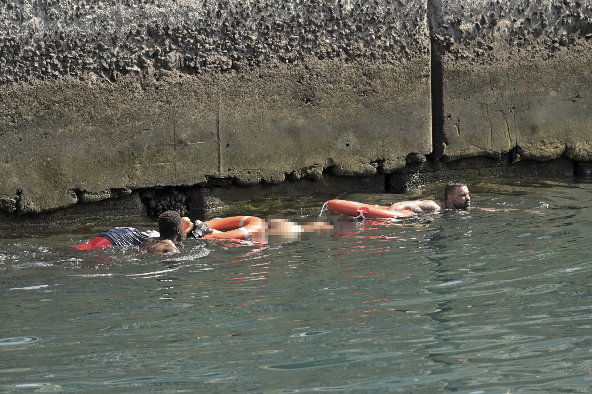 Las imágenes del vuelco del cayuco al llegar a La Restinga