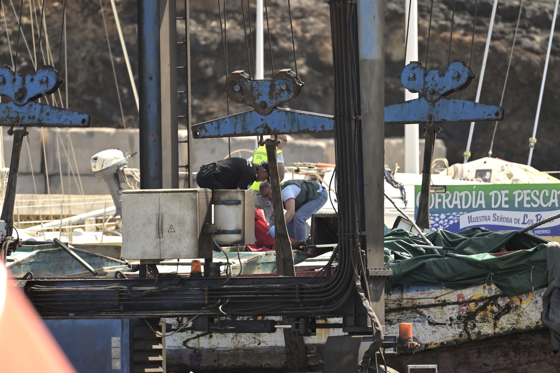 Las imágenes del vuelco del cayuco al llegar a La Restinga