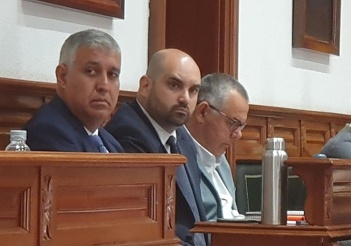 Servando González, José Luis Macías y Álvaro Monzón, este miércoles en el Pleno.
