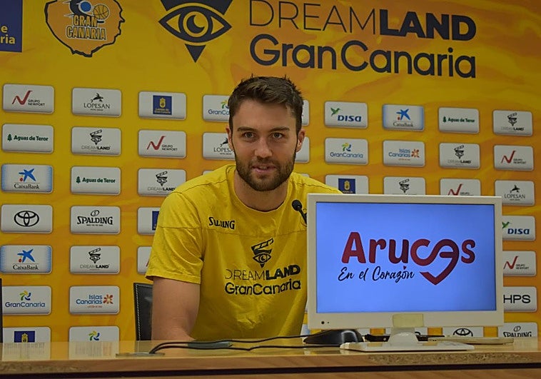 Mike Tobey en rueda de prensa.