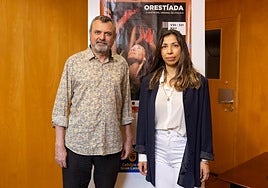 Ernesto Caballero y Karina Garantiva, este jueves, junto al cartel anunciador de 'Orestíada', en el Teatro Cuyás.