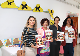 Entrega de material en el colegio de Uga.