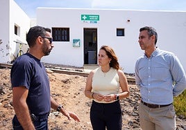 La presidenta Lola García y el alcalde de La Oliva, Isaí Blanco, con el personal de Emergencias, en el nuevo servicio de primeros auxilios de la isla de Lobos.