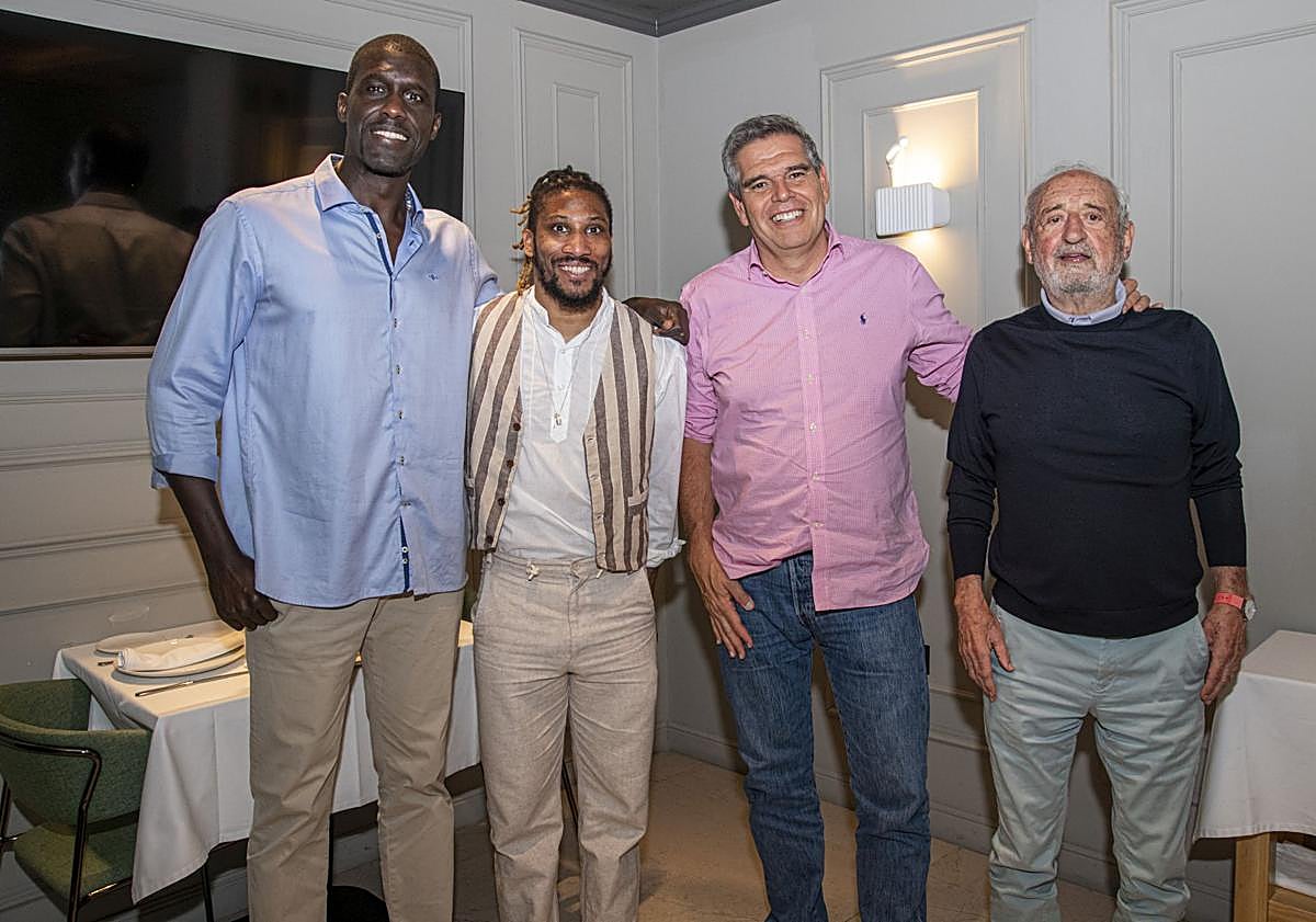 Imagen principal - Distintos momentos del almuerzo en La Bodega de La Avenida.