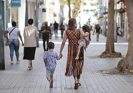 Familia paseando por el centro de Arrecife a mediados de semana.