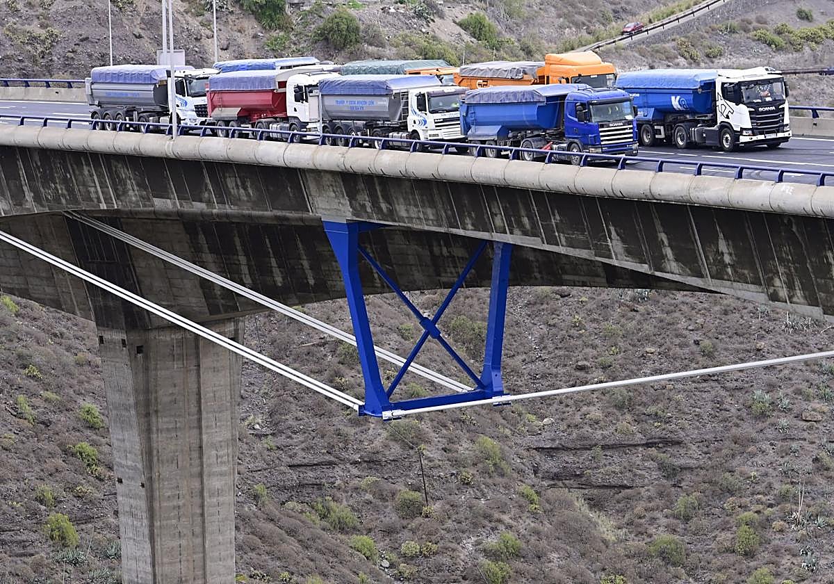 Imagen de la prueba de carga hecha el pasado sábado en el puente en sentido norte-sur.