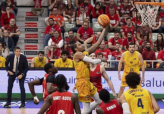 El escolta del Dreamland Gran Canaria Caleb Homesley intenta encestar ante la mirada del pívot de UCAM Murcia Diagne, durante el partido de la liga Endesa.
