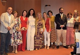 Foto de familia con los dos nuevos especialistas en EIR.