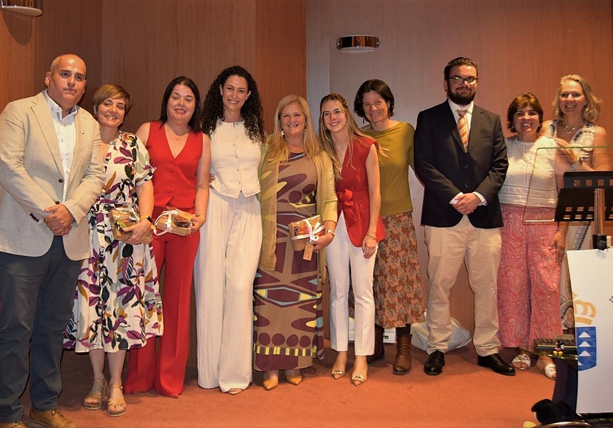 Foto de familia con los dos nuevos especialistas en EIR.