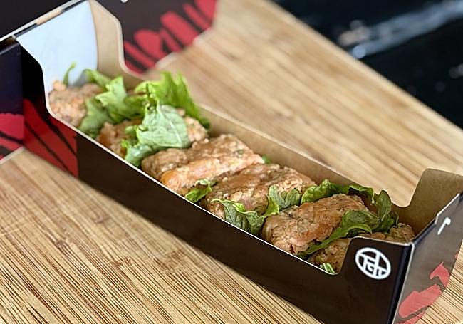 Oshi-sushi de arroz crujiente y tartar de salmón thai