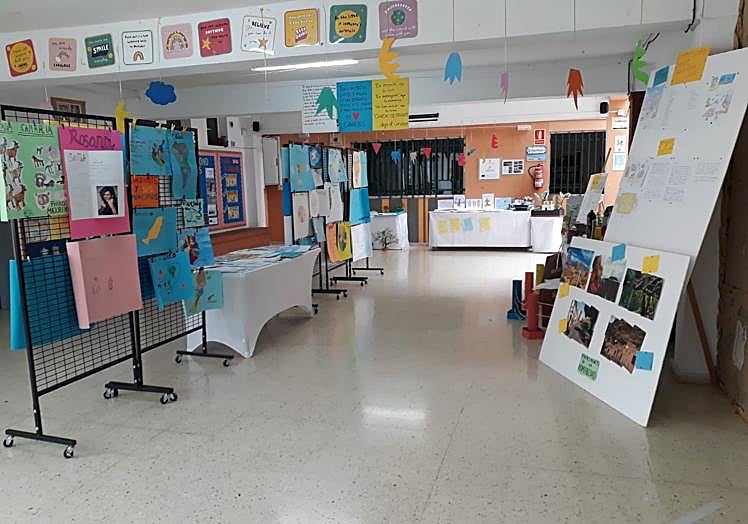Exposición en el hall del colegio por el Día de Canarias.