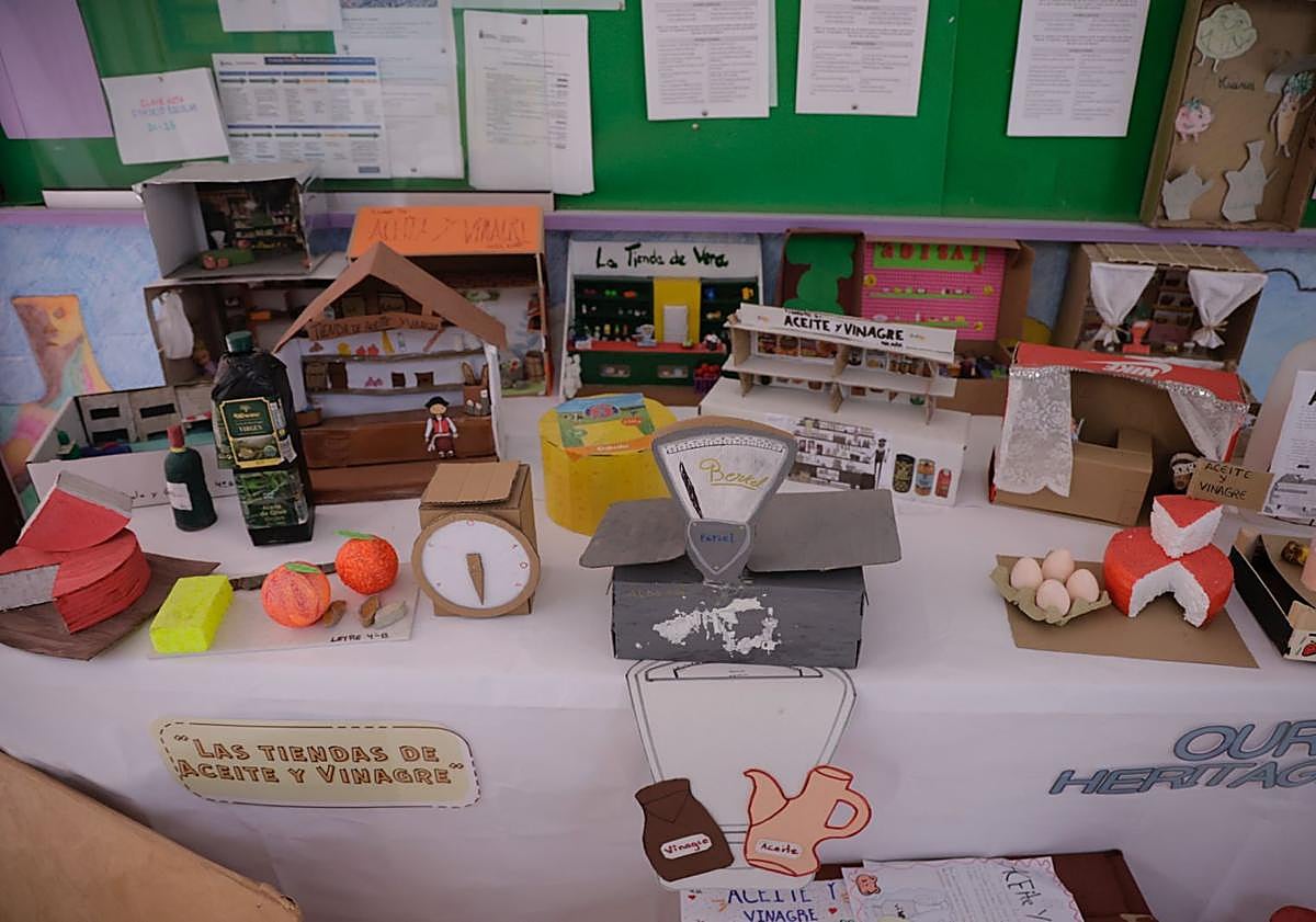 Imagen principal - Detalle de las maquetas realizadas por el alumnado y del trabajo en clase