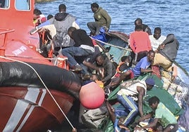 Imágenes del vuelco del cayuco recogidas en el momento de la tragedia.