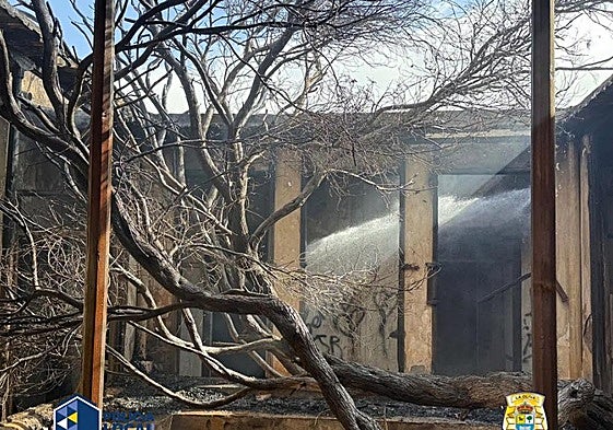 Así quedó el patio de la casa antigua con aljibe tras el conato de incendio.