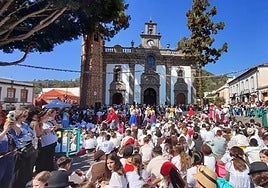 Imagen de la multitudinaria romería infantil celebrada en Teror la víspera del Día de Canarias.
