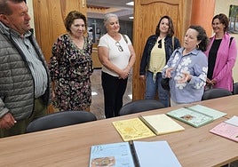 El alcalde Matías Peña, con Marta Lorenzo y las otras docentes responsables del recetario.