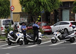 Imagen de archivo de varios agentes de la Policía Local en Las Palmas de Gran Canaria.