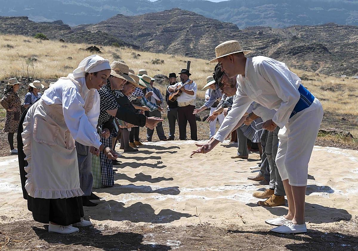 Imagen principal - El día de Canarias en Mogán sabe a gofio