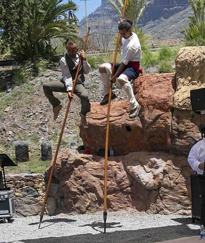 Imagen secundaria 2 - El día de Canarias en Mogán sabe a gofio