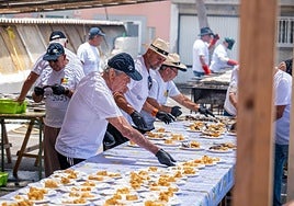 Los voluntarios, en plena faena antes del reparto de la comida.