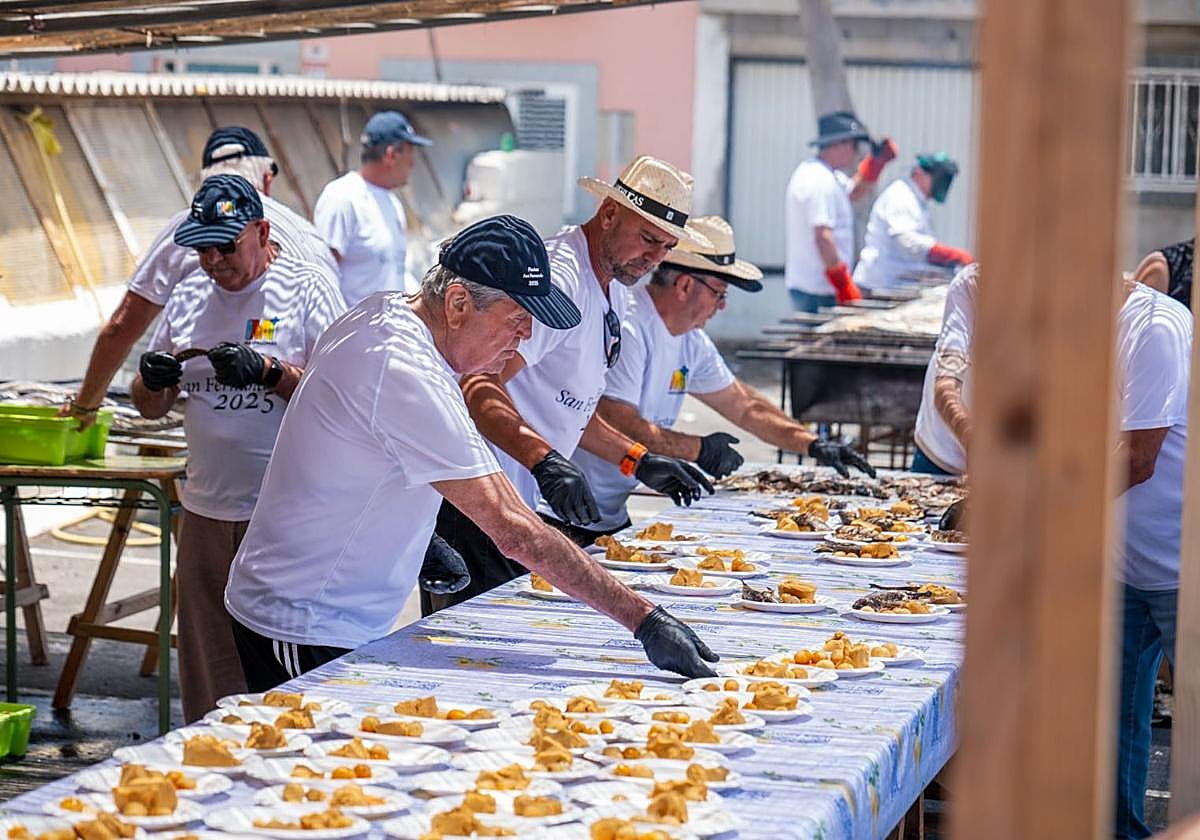 Los voluntarios, en plena faena antes del reparto de la comida.