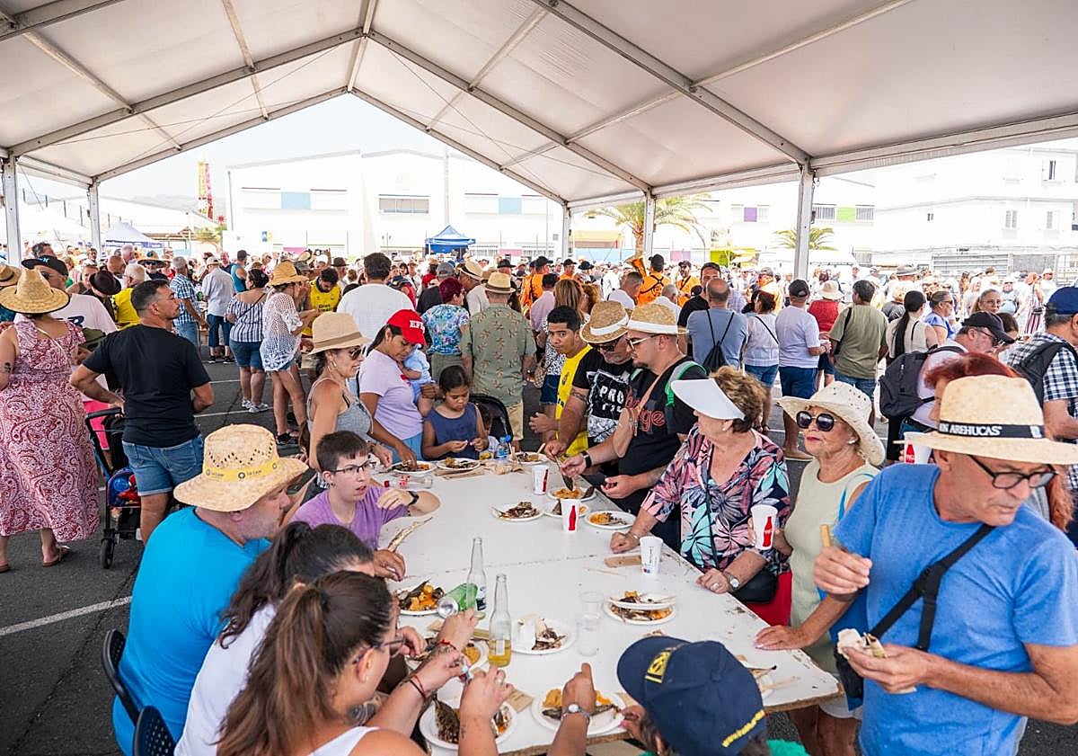 Imagen principal - Tradición, sabor y canariedad, en El Poblado, y por San Fernando