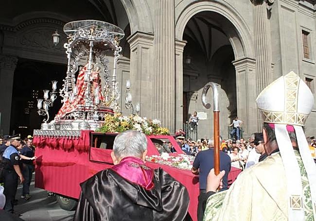 La Patrona de la Diócesis de Canarias entrando en la Catedral en la Bajada de 2014.