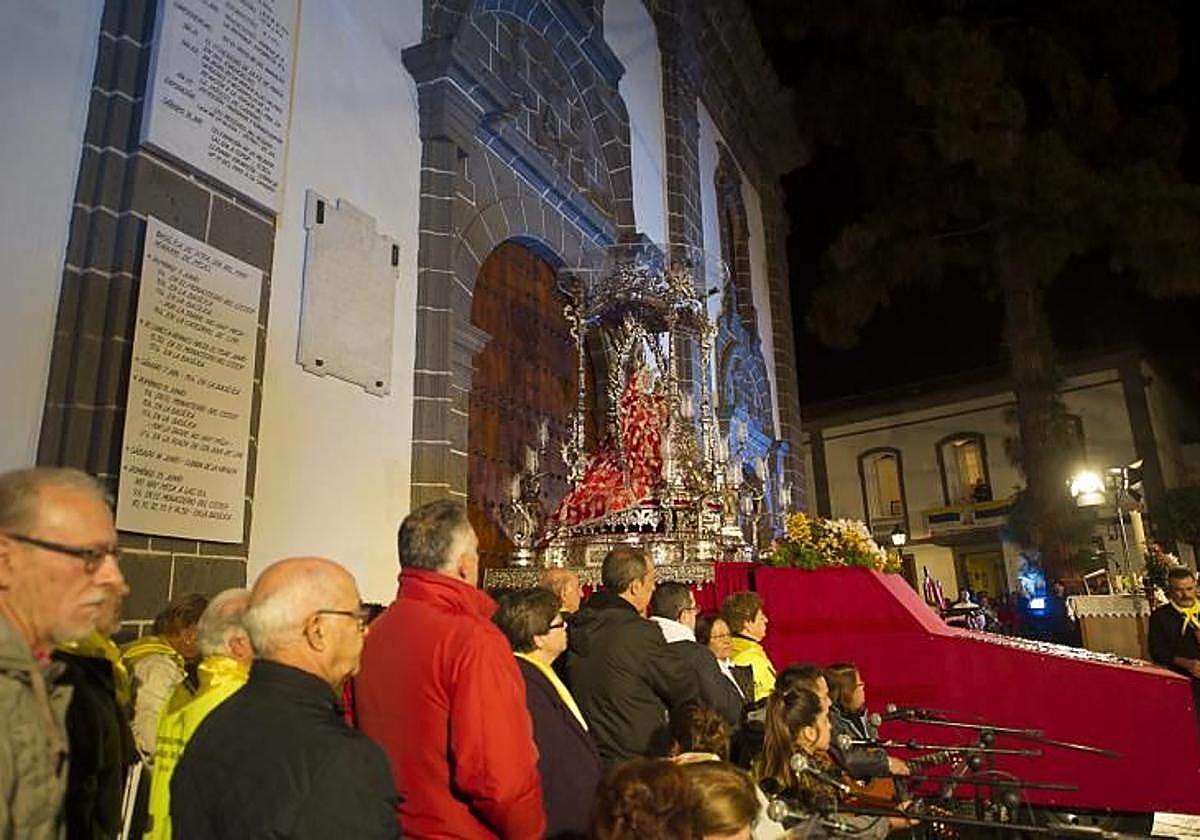 Salida de la Virgen del Pino de la basílica de Teror en la Bajada del año 2014.