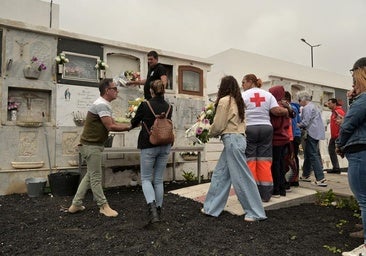 Entierran en El Hierro a una de las menores fallecidas tras el naufragio en La Restinga