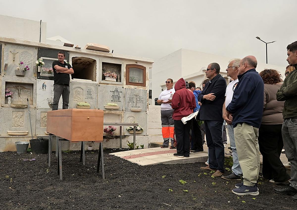 Imagen secundaria 1 - Entierran en El Hierro a una de las menores fallecidas tras el naufragio en La Restinga