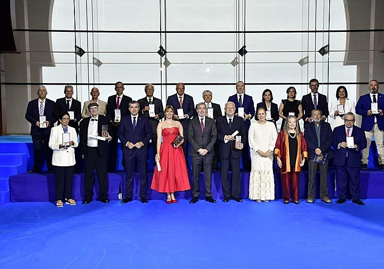 Foto de familia de los Premios y Medallas de Oro de Canarias 2025.