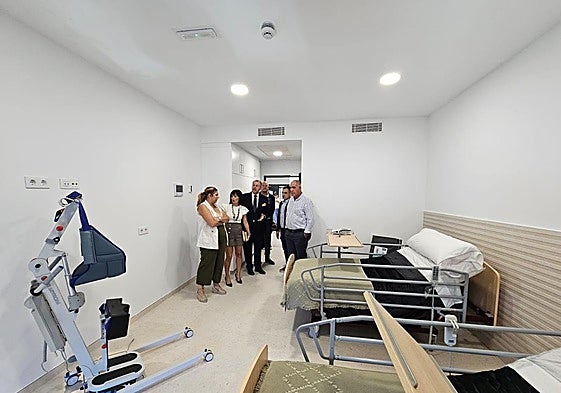 Visita de las autoridades a la obra de la residencia en octubre de 2023, cuando estaba ya casi terminada y equipada.